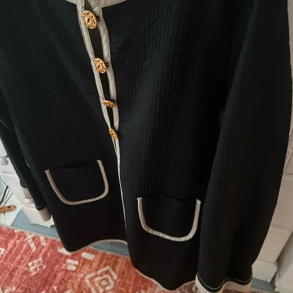 Elegant Black and Cream Women's Reversible Jacket, Quilted Button Closure EUC - Picture 4 of 8